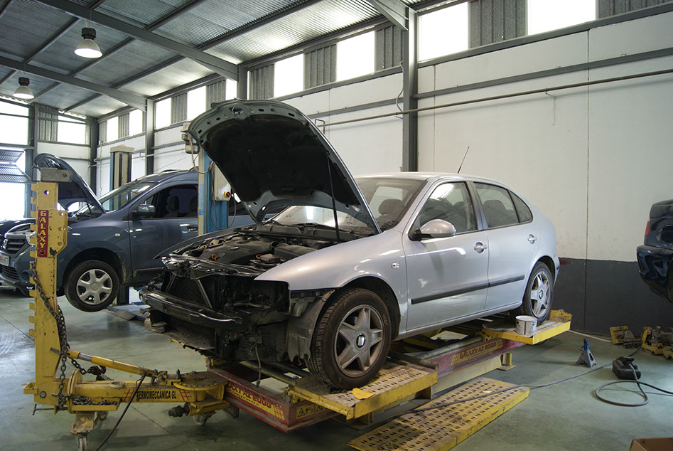 Coche subido a bancada