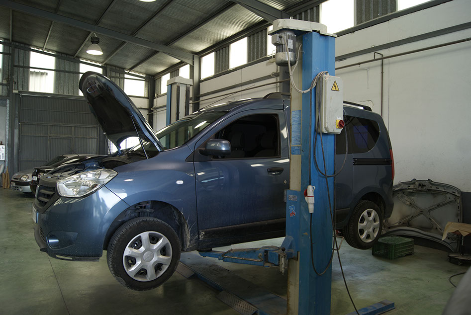 Coche en elevador hidráulico